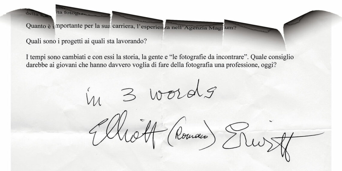 Elliott Erwitt, al termine della nostra intervista, scrive la risposta alla prima domanda sul foglio degli appunti delle nostre domande.