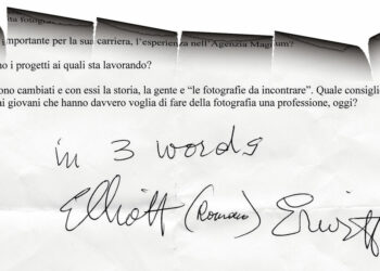 Elliott Erwitt, al termine della nostra intervista, scrive la risposta alla prima domanda sul foglio degli appunti delle nostre domande.