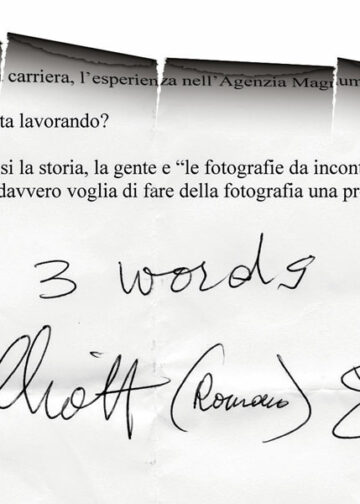 Elliott Erwitt, al termine della nostra intervista, scrive la risposta alla prima domanda sul foglio degli appunti delle nostre domande.