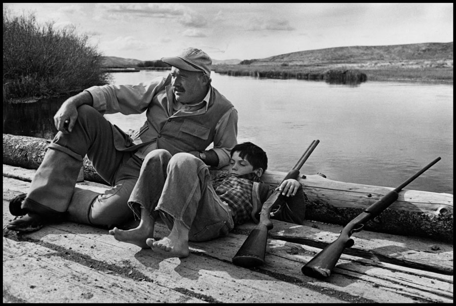 Ernest Hemingway e suo figlio Gregory. Sun Valley, Idaho. USA, ottobre 1941. © Robert Capa © International Center of Photography/Magnum Photos