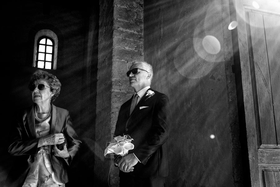 Lo sposo attende la sposa in chiesa, Cattedrale di Gerace, luglio 2022. © Danilo Coluccio