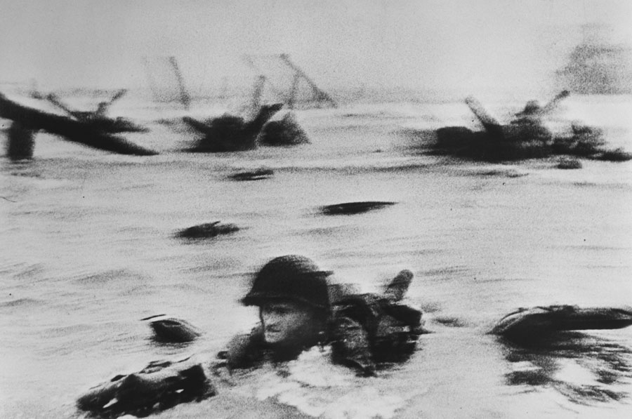 Sbarco truppe Americane a Omaha Beach, Normandia, Francia, 6 giugno 1944. © Robert Capa © International Center of Photography / Magnum Photos