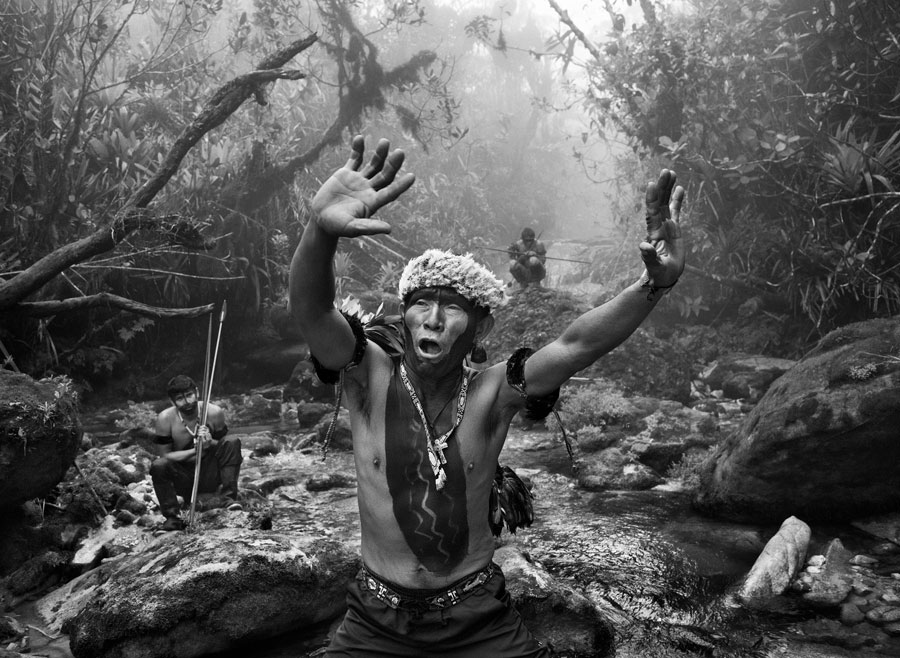 Sciamano Yanomami dialoga con gli spiriti prima della salita al monte Pico da Neblina. Stato di Amazonas, Brasile, 2014. © Sebastião Salgado/Contrasto