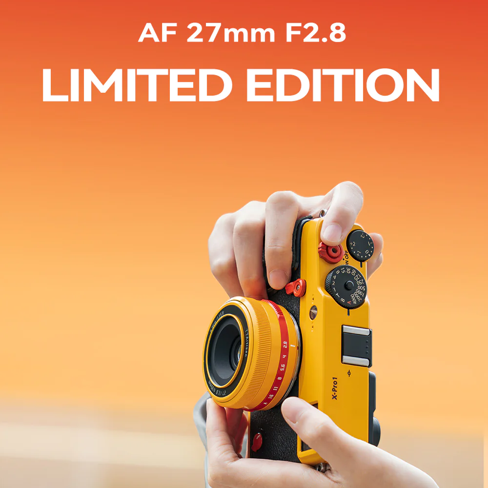 Il caratteristico TTArtisan 27mm f/2,8 montato su un'altrettanto insolita Fujifilm X-Pro1