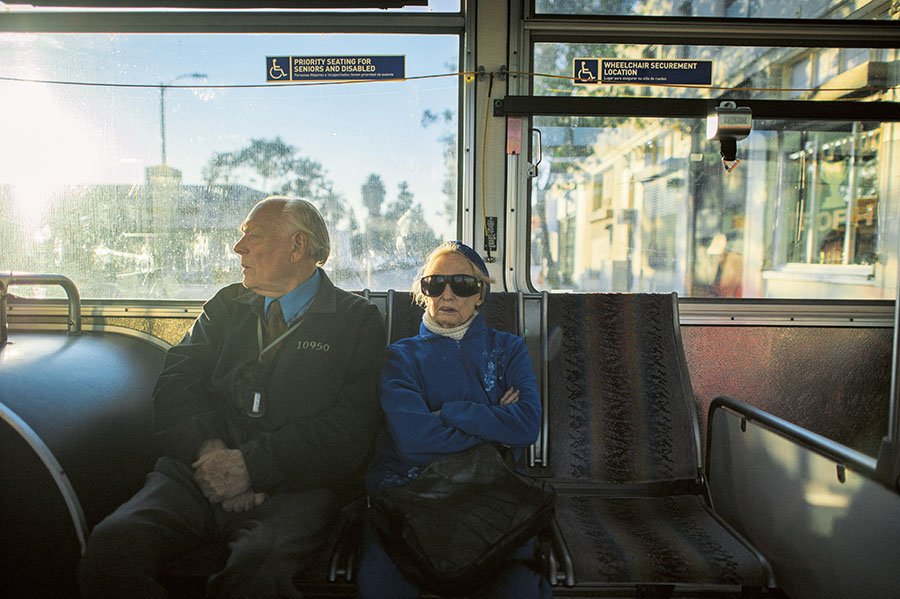 Adina e Will siedono l’uno accanto all’altra sull'autobus, Los Angeles, California. © Isadora Kosofsky