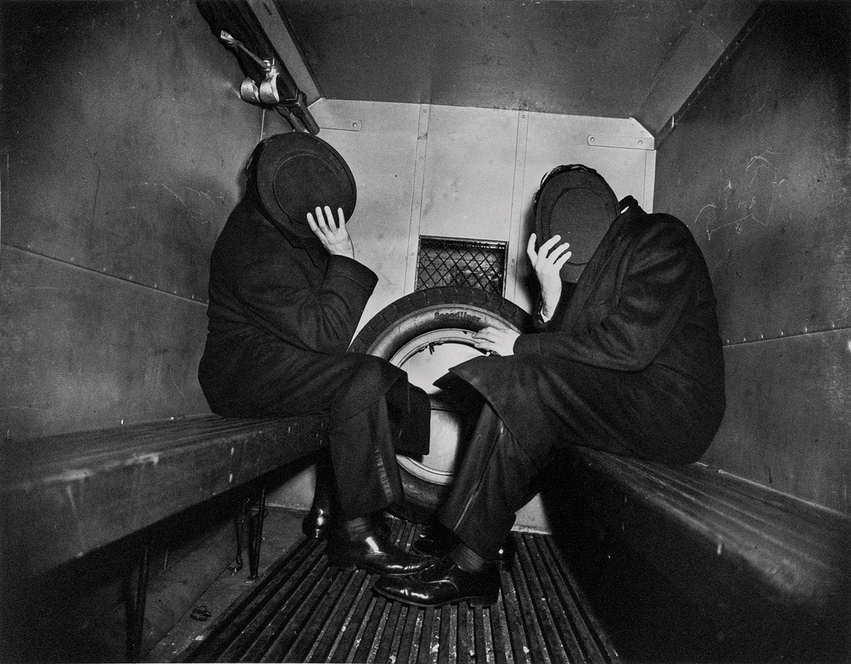 Charles Sodokoff e Arthur Webber usano il copricapo per nascondere il volto, 1942 © International Center of Photography. Louis Stettner Archives, Paris