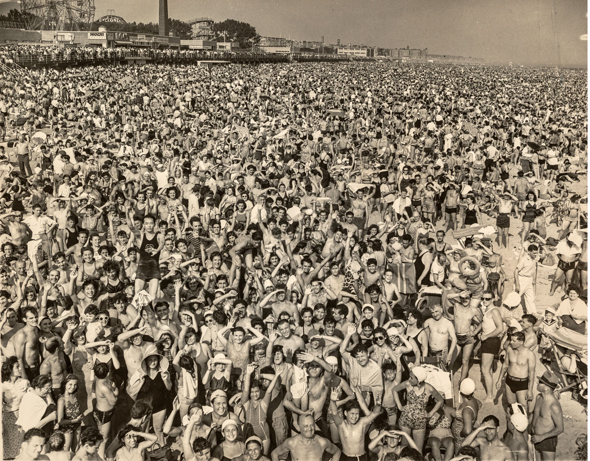 Folla pomeridiana a Coney Island, Brooklyn, 1940 © International Center of Photography. Courtesy Galerie Berinson, Berlin