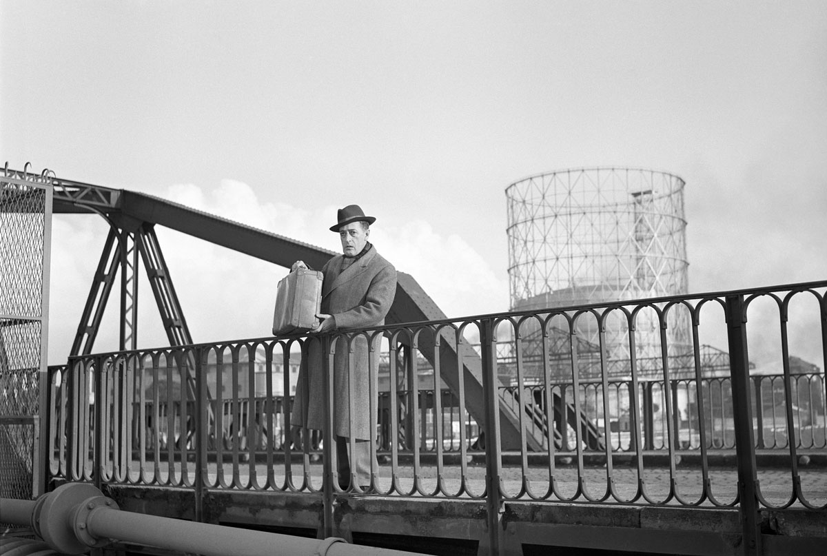 Gazometro, © Reporters Associati & Archivi, 1956. Totò davanti al Gazometro sul set del film "La banda degli onesti" di Camillo Mastrocinque, 1956