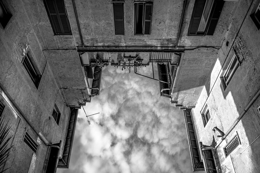 Il cielo sopra un lotto della Garbatella. © Zhanna Stankovych. Garbatella. Il cuore di un quartiere in 100 battiti di luce