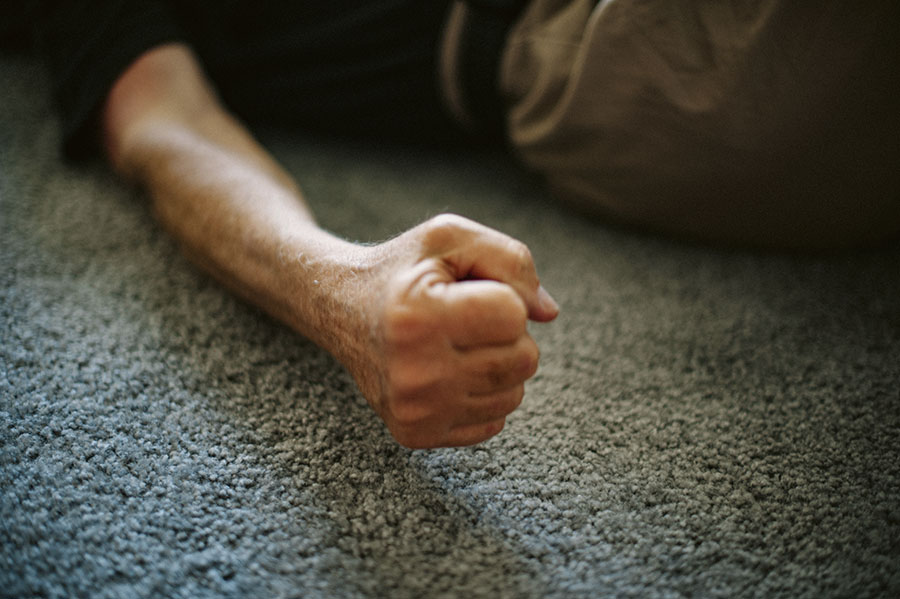 Il pugno di Will sul pavimento del suo appartamento. © Isadora Kosofsky