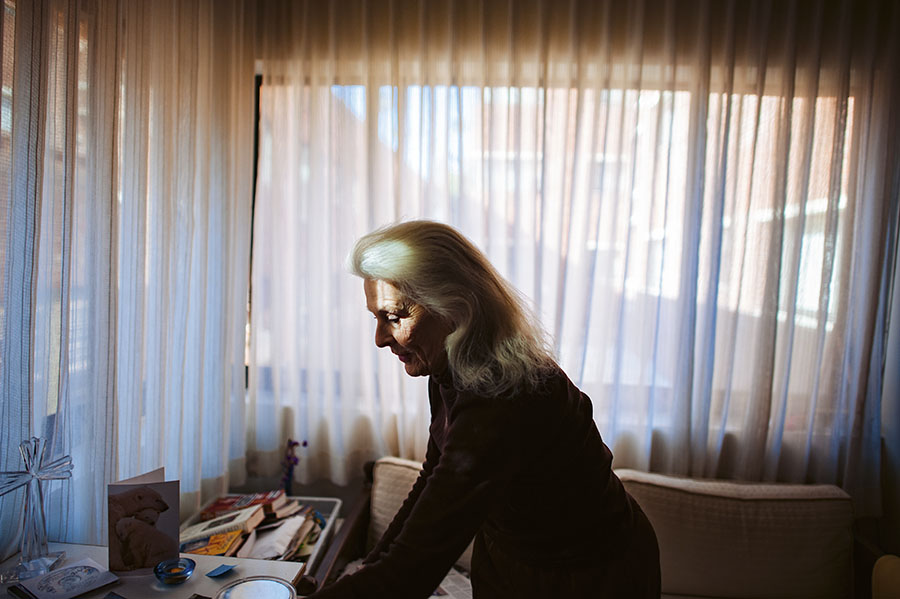 In piedi, nel suo appartamento della casa di riposo, Jeanie si prepara a incontra Will e Adina. © Isadora Kosofsky