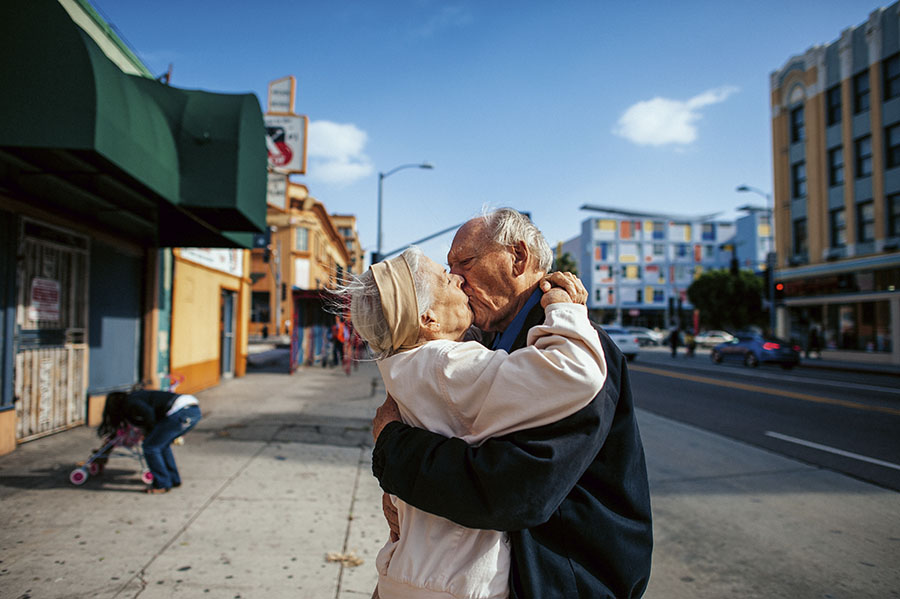 Jeanie e Will si baciano per strada, Los Angeles, California. © Isadora Kosofsky