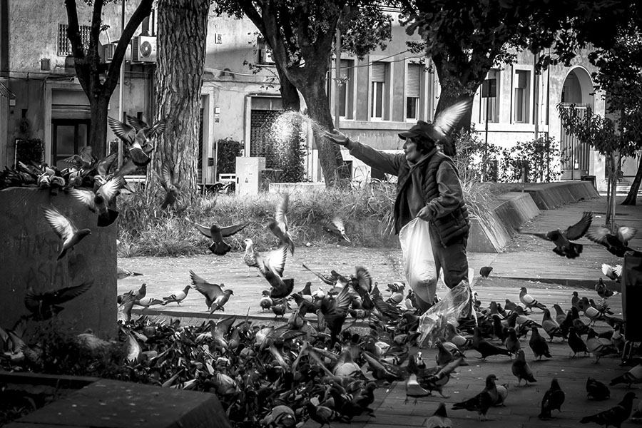 La piccionaia, famoso personaggio della Garbatella. © Zhanna Stankovych. Garbatella. Il cuore di un quartiere in 100 battiti di luce