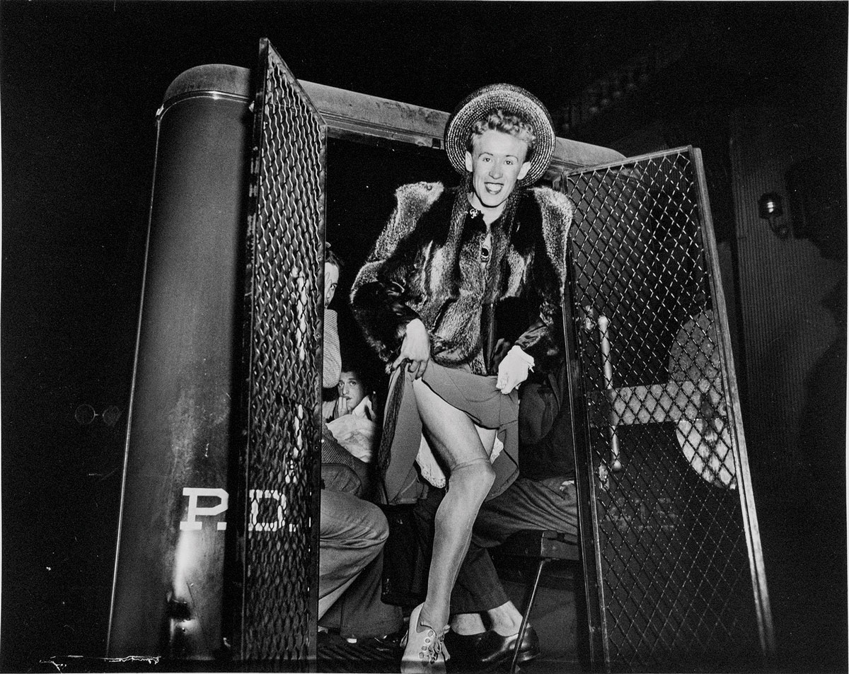 Uomo arrestato per travestitismo, New York, 1939 © International Center of Photography. Louis Stettner Archives, Paris