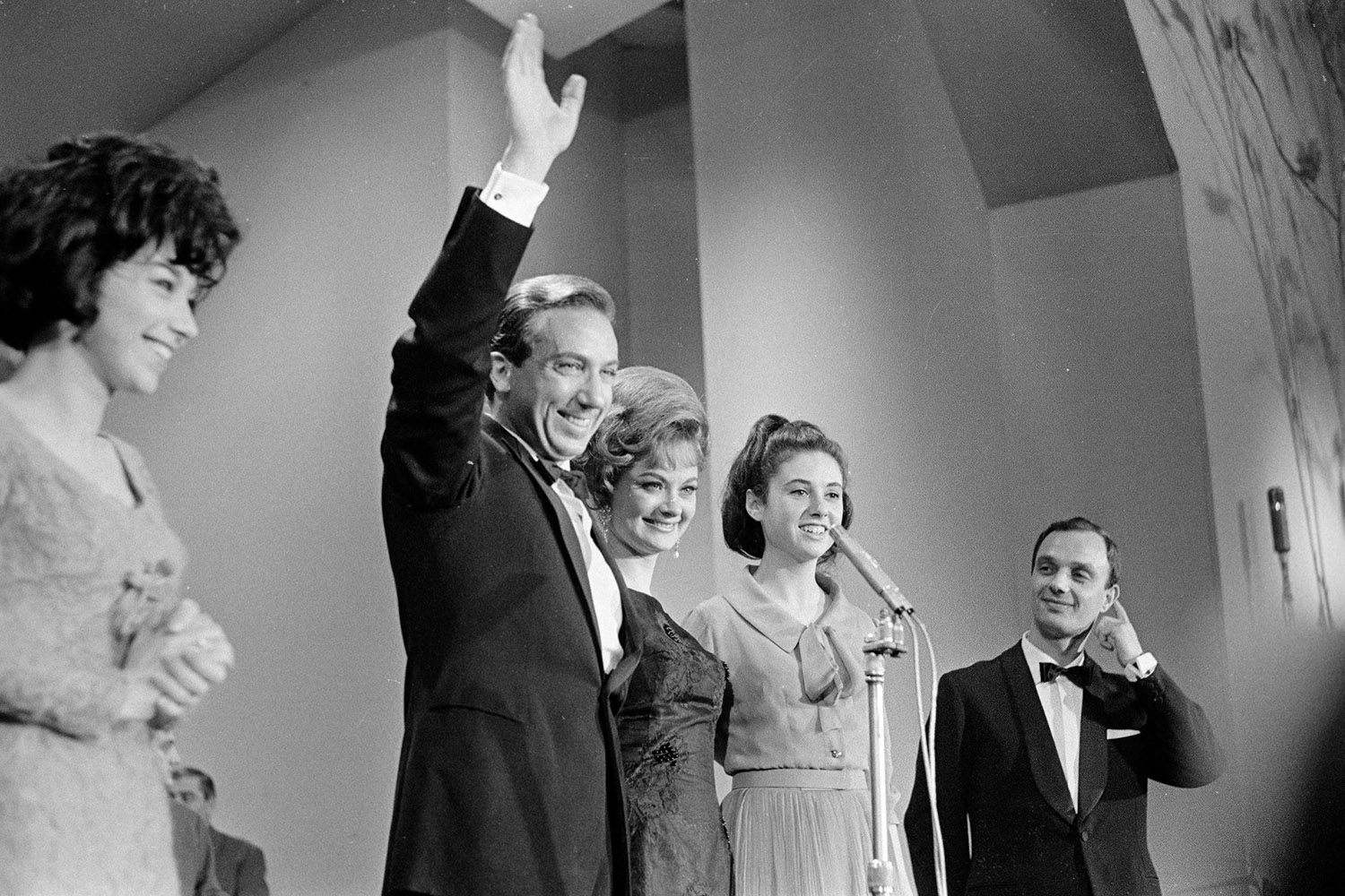 Mike Bongiorno e Giuliana Lojodice, con la quale conduce il XIV Festival di Sanremo, sul palco con Gigliola Cinquetti e Patricia Carli (a sinistra), che hanno vinto con la canzone "Non ho l'età", 1964. Fotografia di Sergio Cossu