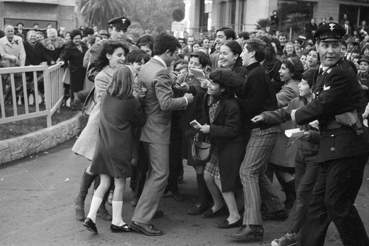Al Bano attorniato dai fan all'esterno del Casinò nei giorni del XVIII Festival di Sanremo, 1968. Fotografia di Carlo Alberto Pieri