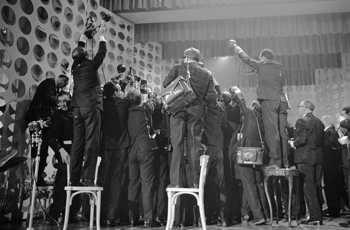 Assalto dei fotografi ai vincitori del XVII Festival di Sanremo, Iva Zanicchi e Claudio Villa, 1967. Fotografia di Nicola Giordano