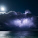 Una tempesta di fulmini sotto lo sguardo di una placida luna: può bastare una action cam?