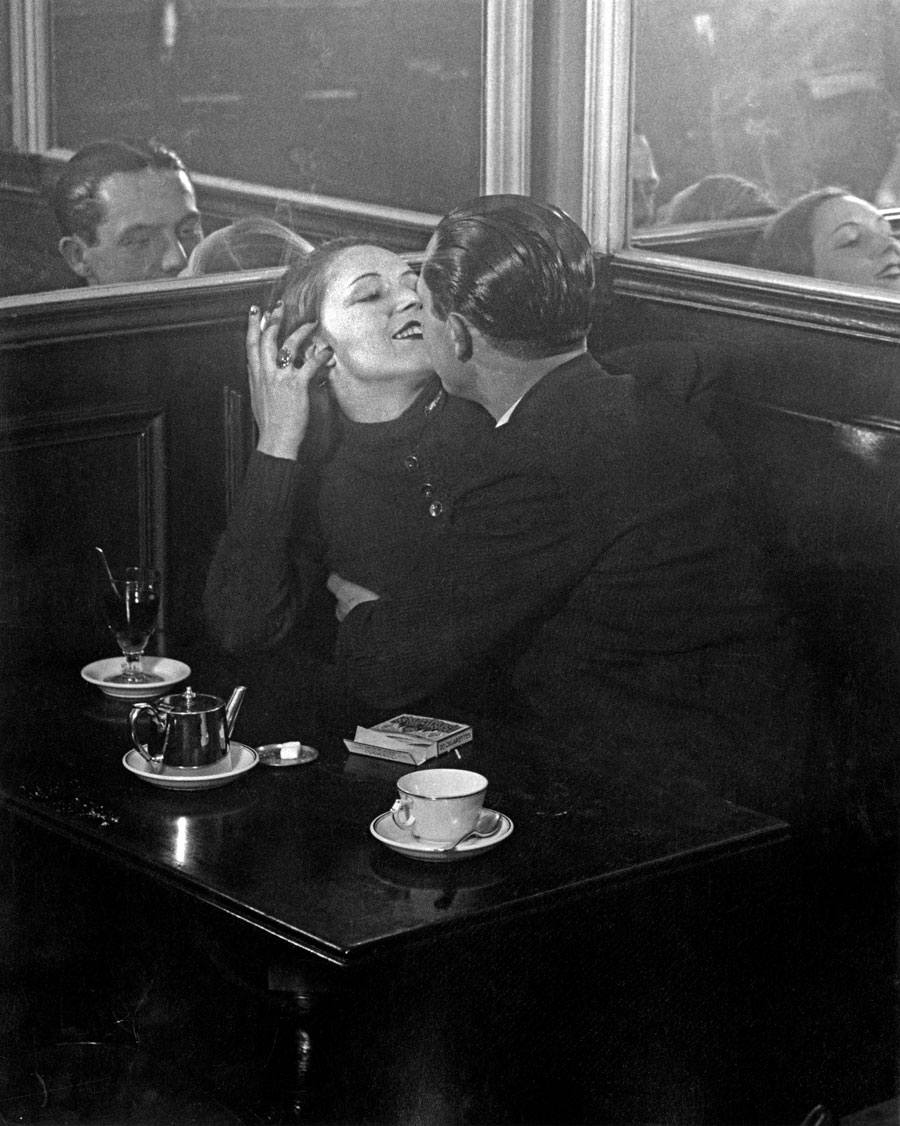 Coppia di innamorati in un caffé parigino, Place Clichy. © Estate Brassaï Succession - Philippe Ribeyrolles