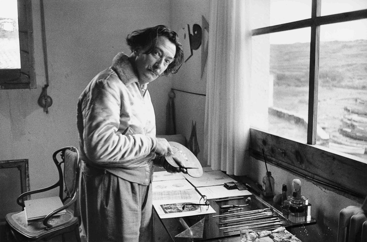 Ernst Scheidegger, Salvador Dalí nel suo atelier a Portlligat, ca. 1955. © Stiftung Ernst Scheidegger-Archiv, Zürich