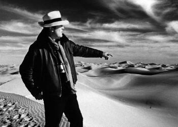 Il regista Bernardo Bertolucci durante il tournage de "Il Tè Nel Deserto", 1990. Cortesia Associazione Culturale Mimmo Cattarinich.