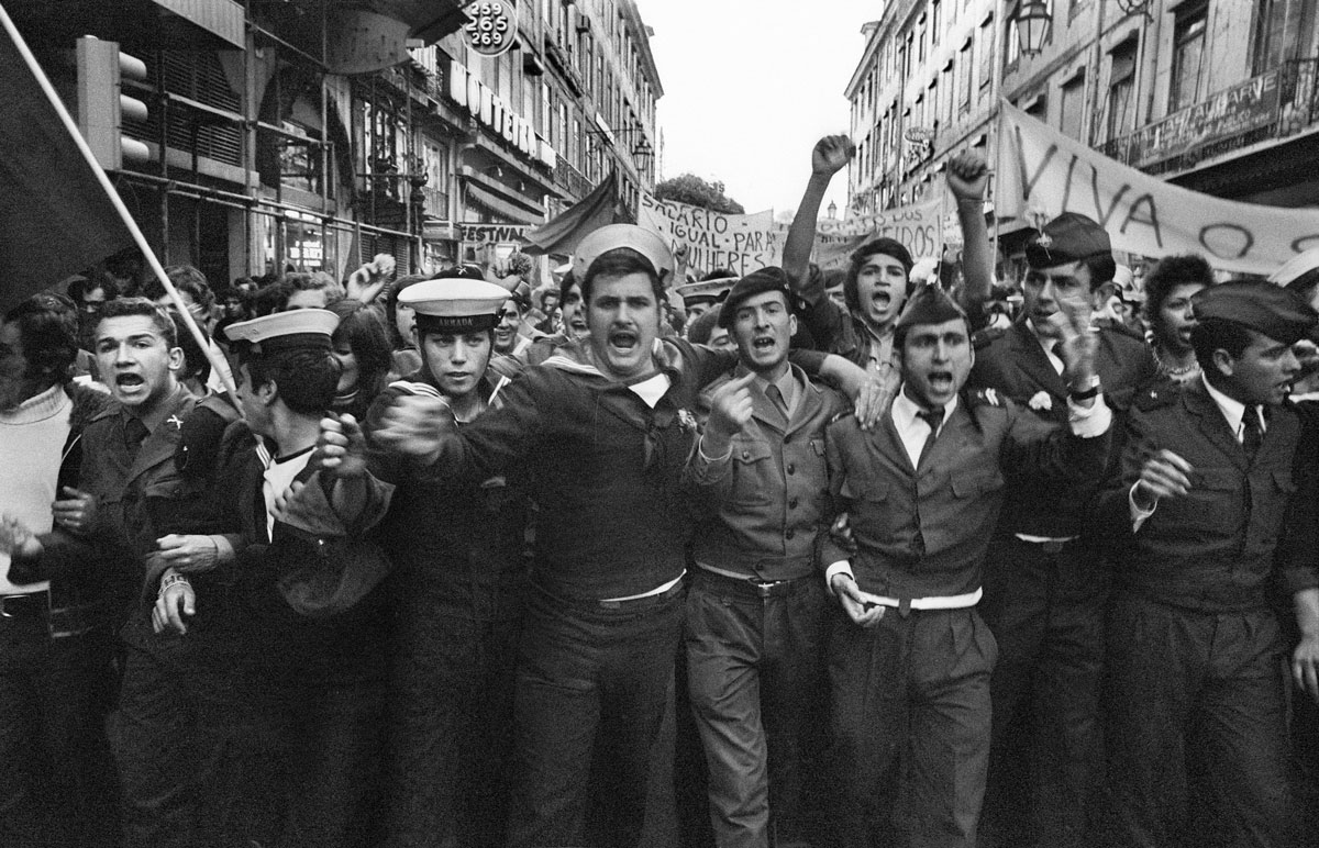 Nei giorni della rivoluzione dei garofani, Lisbona, 27 aprile 1974. © Archivio Uliano Lucas