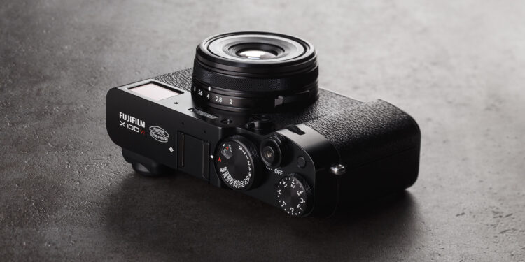 Fujifilm X100VI di tre quarticon ottica rivolta verso l'alto