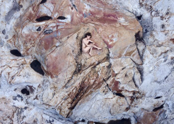 Un drone fotografa una donna minuta immersa in paesaggi imponenti. Perché?