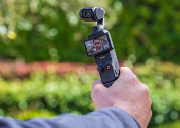 DJI Osmo Pocket 3 in mano su sfondo natura