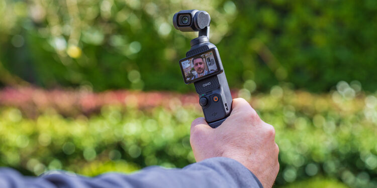 DJI Osmo Pocket 3 in mano su sfondo natura