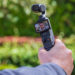 DJI Osmo Pocket 3 in mano su sfondo natura