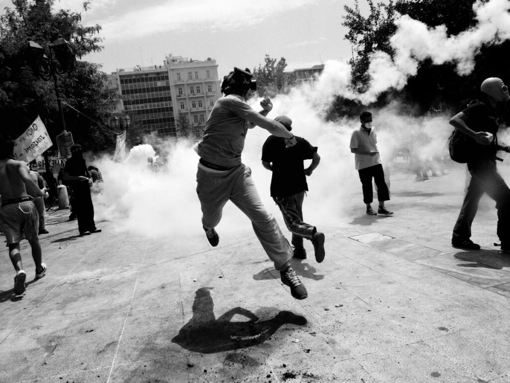 © Gabriele Micalizzi, Action! #3, Atene, Grecia, 2011. Cortesia 29 ARTS IN PROGRESS gallery