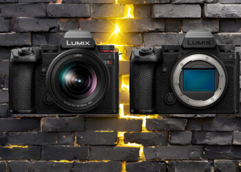 Lumix S5II e S5IIX davanti a un muro squarciato da un lampo