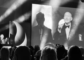 Sebastião Salgado durante la cerimonia di premiazione dei Sony World Photography Awards 2024