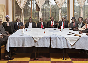 Membri della Mau Mau War Veterans Association, Murang'a Branch, Muranga'a, 2019. Dalla serie “Stato di emergenza - Harakati za Mau Mau kwa Haki, Usawa na Ardhi Yetu” (2014-2024), Max Pinckers, et al.