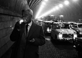 © Federico Garolla, Napoli, 1961. L'attore e regista Vittorio De Sica nella Galleria del Chiatamone.