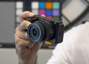 Sony ZV-E10 Mark II tenuta in mano