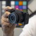 Sony ZV-E10 Mark II tenuta in mano
