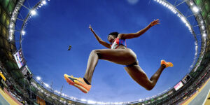 Mattia Ozbot fotografia sportiva. Leyanis Perez Hernandez nelle finali del salto triplo femminile del mondiale di atletica a Budapest nel 2023.