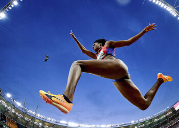 Mattia Ozbot fotografia sportiva. Leyanis Perez Hernandez nelle finali del salto triplo femminile del mondiale di atletica a Budapest nel 2023.