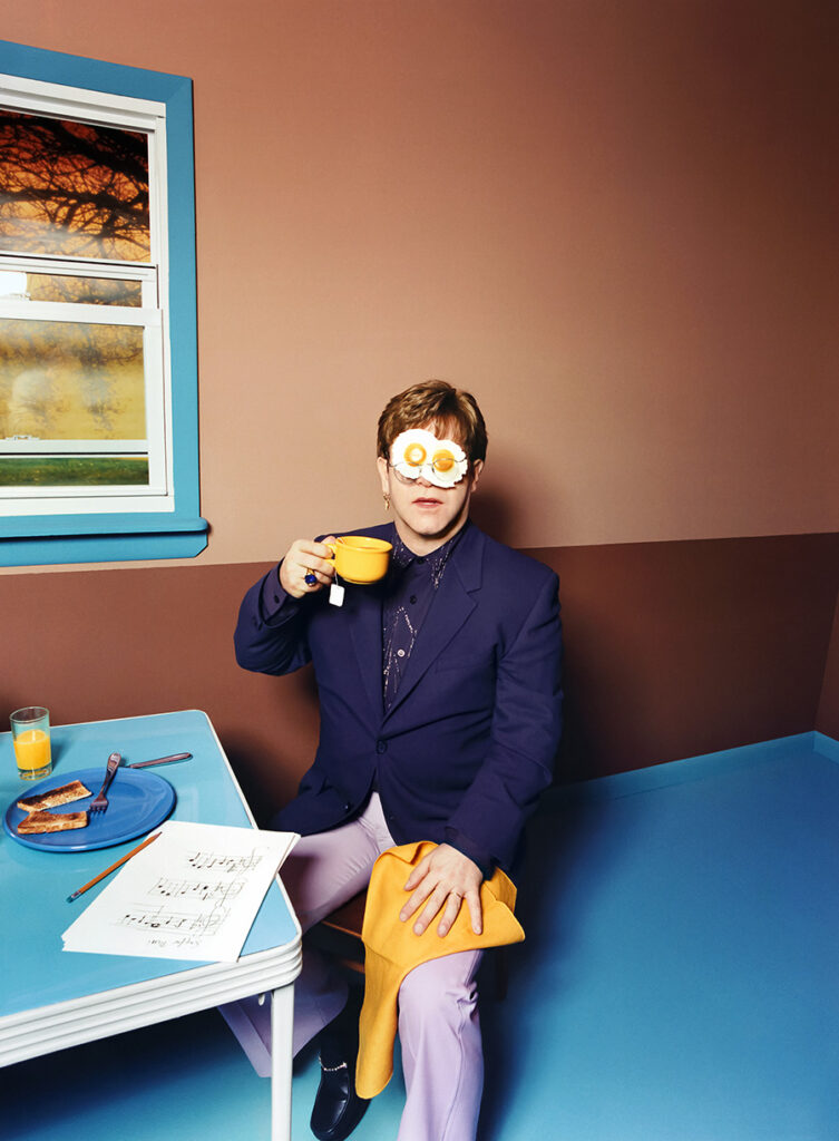 David LaChapelle, Elton John, Egg On His Face, New York, 1999 © David LaChapelle. Mostra fotografica Fragile Beauty (Fragile Bellezza): Fotografie dalla collezione di Sir Elton John e David Furnish