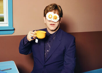 David LaChapelle, Elton John, Egg On His Face, New York, 1999 © David LaChapelle. Mostra fotografica Fragile Beauty (Fragile Bellezza): Fotografie dalla collezione di Sir Elton John e David Furnish