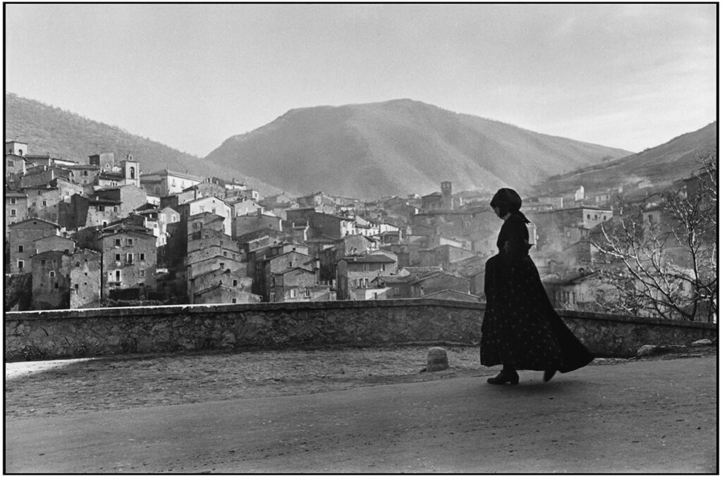 Henri Cartier-Bresson, L'Aquila, 1951 © Fondazione Henri Cartier-Bresson / Magnum Photos. Mostra fotografica Henri Cartier-Bresson e l’Italia, Palazzo Roverella Rovigo