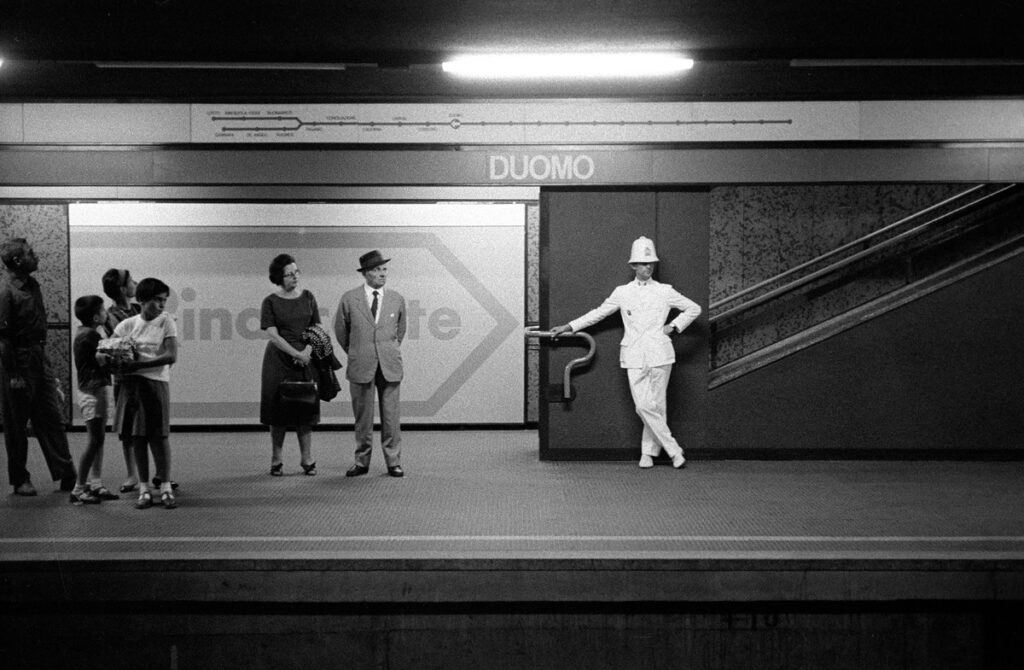 Carlo Orsi, Milano, 1965. Metropolitana in bianco e nero © Archivio Carlo Orsi