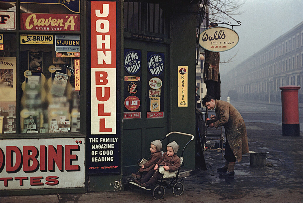 Inge Morath, Angolo di strada alla fine del mondo, Inghilterra, 1954. Mostra fotografica Inge Morat. La fotografia è una questione personale