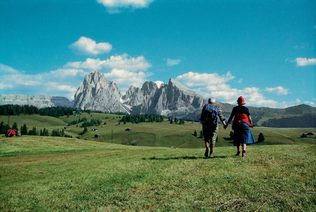 Luigi Ghirri, Alpe di Siusi, Bolzano, 1979 © Eredi di Luigi Ghirri - Museo di Fotografia Contemporanea, Milano-Cinisello Balsamo. Mostra fotografica Viaggio in Italia