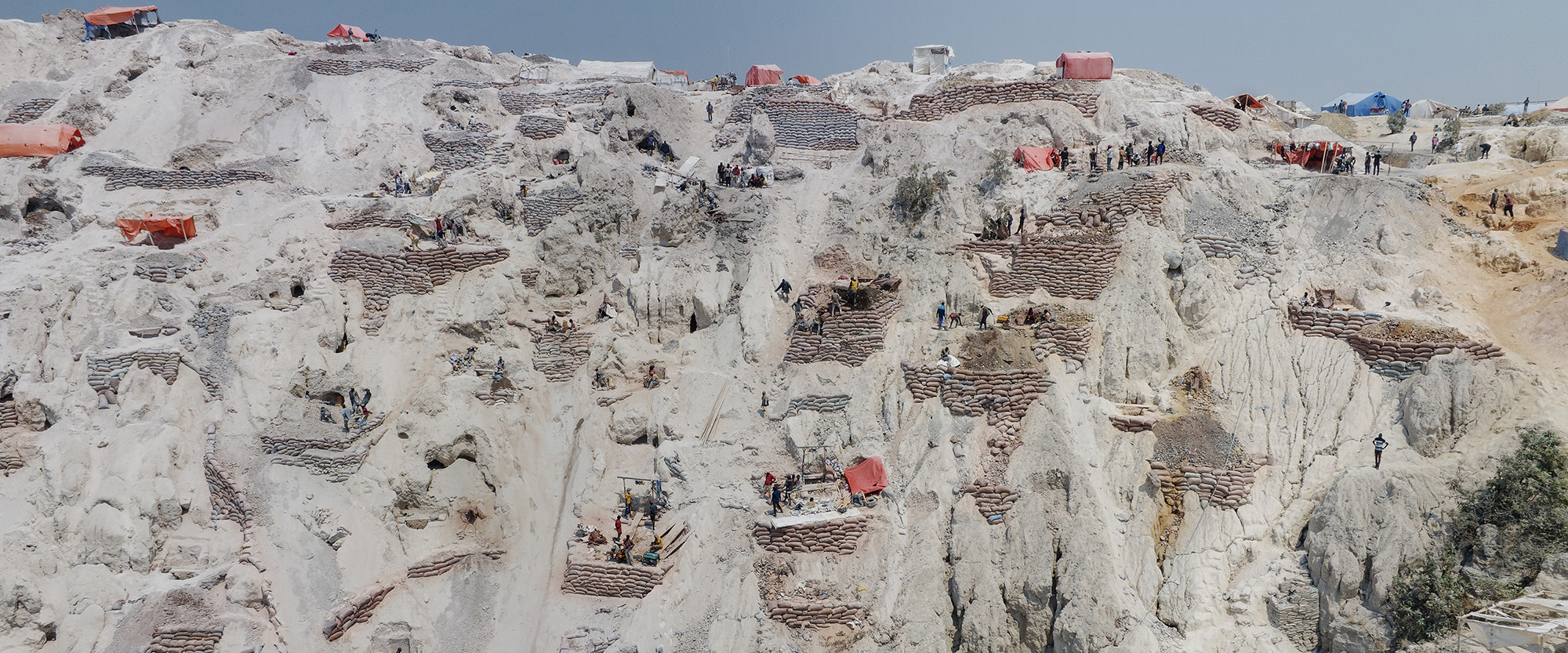 Miniera di cobalto. Vista sulle gallerie aperte scavate a mano. Kolwezi, Repubblica Democratica del Congo (DRC) 2023, dalla serie "Critical Minerals – Geography of Energy". Geography of Energy" © Davide Monteleone/LOBA 2024