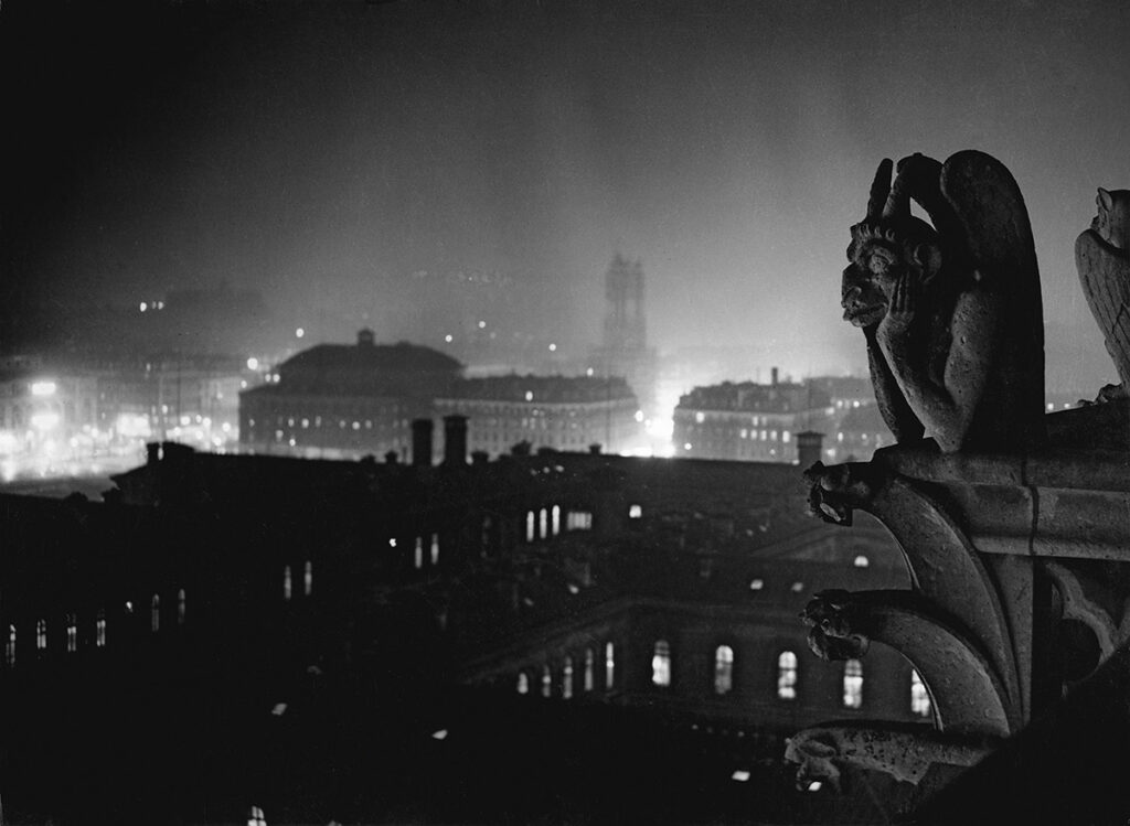 Brassaï, Vista notturna di Parigi da Notre-Dame - La chimera del “diavolo”, 1933. © Estate Brassaï Succession - Philippe Ribeyrolles