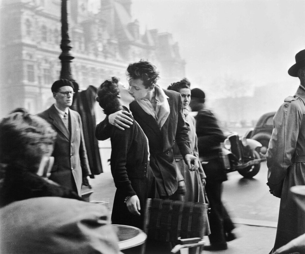 Le Baiser de l'Hôtel de Ville, Parigi, 1950. © Robert Doisneau