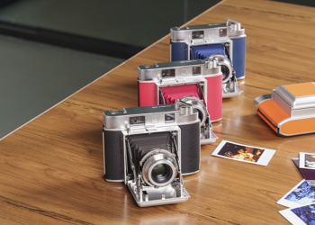 Svelata al CP+ 2025 di Yokohama, la 203T di TTArtisan sarà prossimamente disponibile in quattro colori: nero, rosso, arancione e blu.